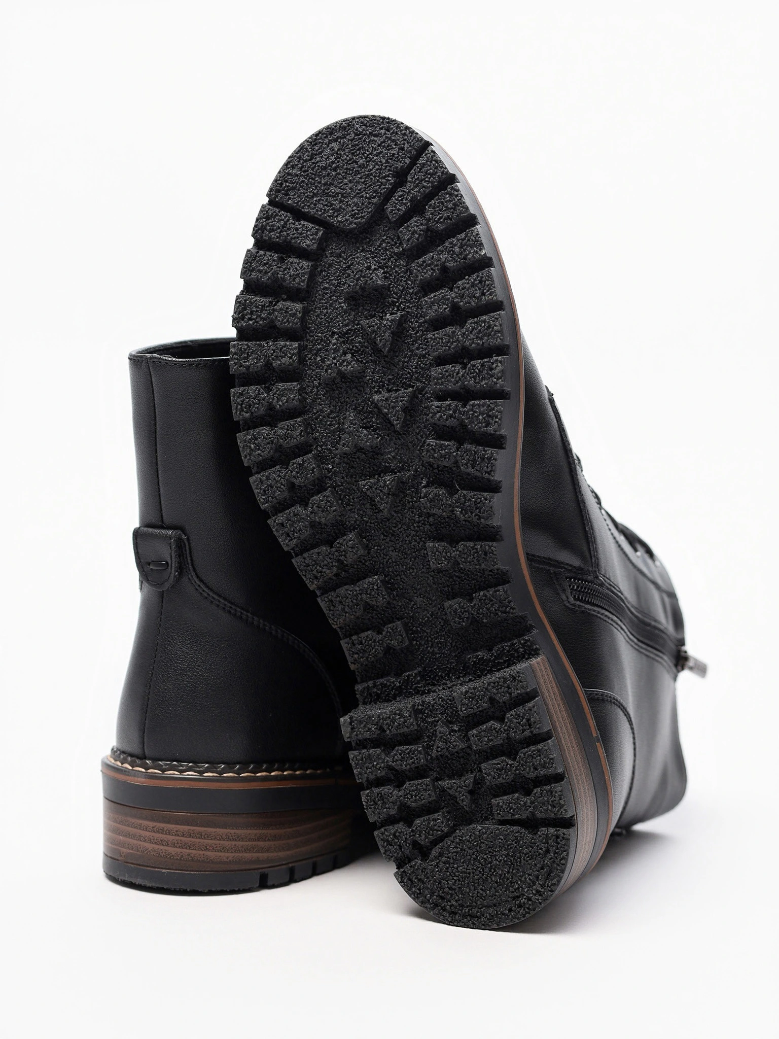 Ботинки черного цвета на среднем каблуке